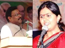 तावडेंमागे ब्रिगेड, पंकजा एकाकी