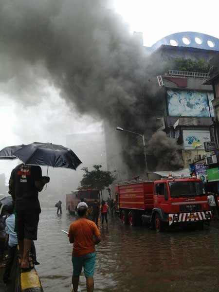 लिंकरोडवरील केएफसीला भीषण आग