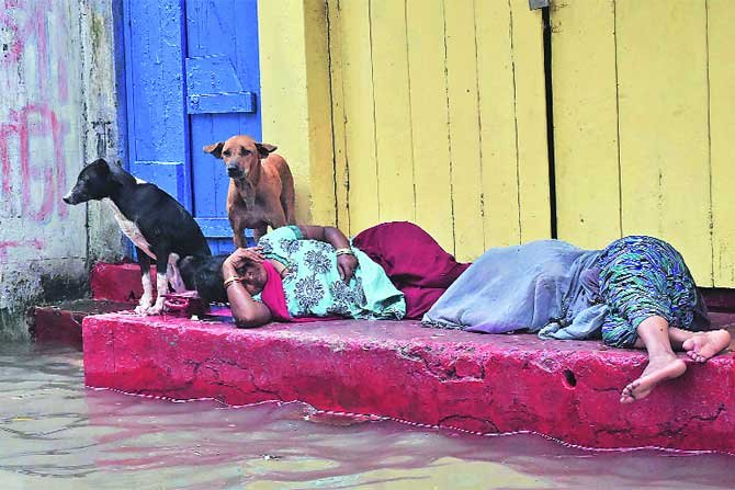 कोलकाता शहराला मुसळधार पावसाचा तडाखा, ६ महिन्यांचे मूल वाहून गेले