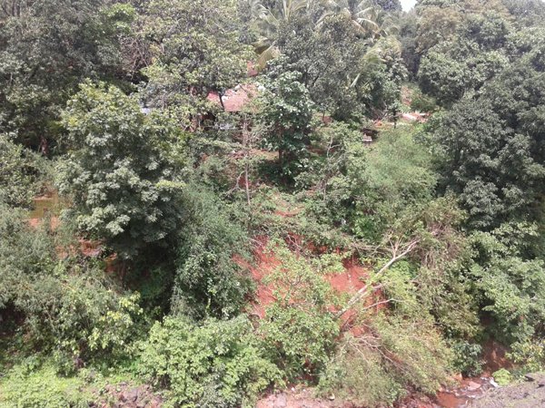 टिके-फुटकवाडीचा डोंगर ढासळतोय