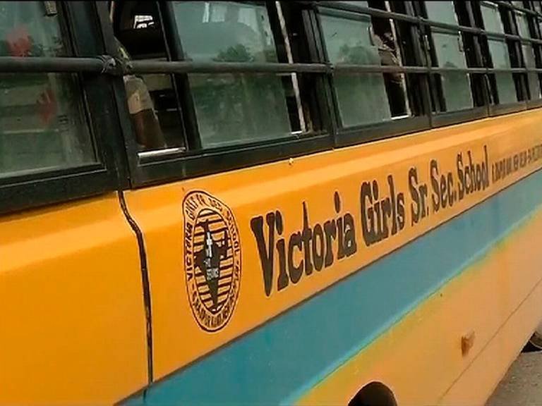 स्कूल बस उलटून 12 विद्यार्थी गंभीर जखमी