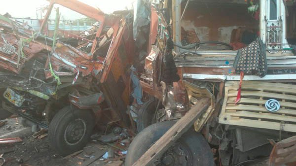 नाशिक-मनमाड रस्त्यावर कंटेनर व ट्रक अपघातात चार ठार