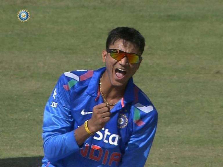 सहा षटकं, सहा निर्धाव आणि ४ विकेट, अक्षर पटेलच्या भन्नाट स्पेलने दणदणीत विजय