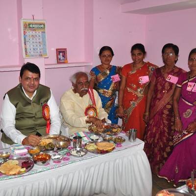 मुख्यमंत्री फडणवीस यांचा साधेपणा, विडी कामगारांच्या घरी घेतलं जेवण!