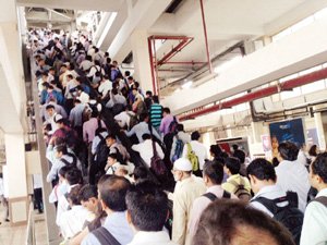 प्रवाशांच्या कोंडीने सरकते जिनेही बिघडले