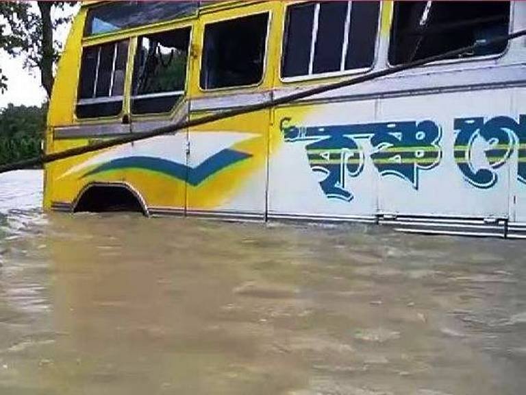 पश्चिम बंगालला पावसाने झोडपलं, 39 जणांचा मृत्यू, 7 लाखांहून अधिक बेघर