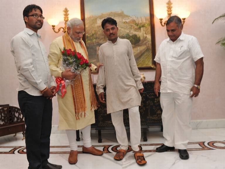 बलवंत कुमावत यांनी चपला घालून मोडली आपली प्रतिज्ञा 