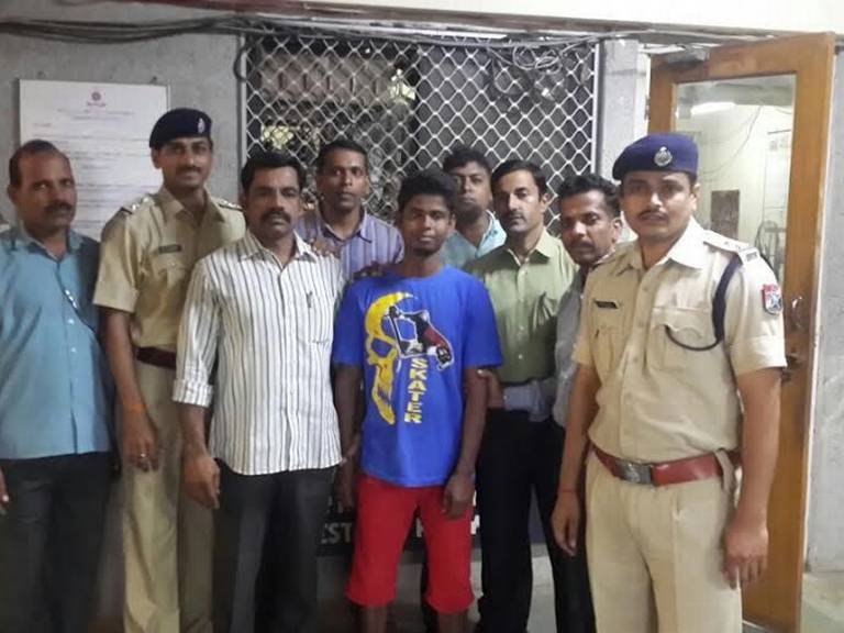 लोकलमध्ये तरूणीची छेड काढणारा सापडला, लोकल लफंगा पोलिसांच्या ताब्यात