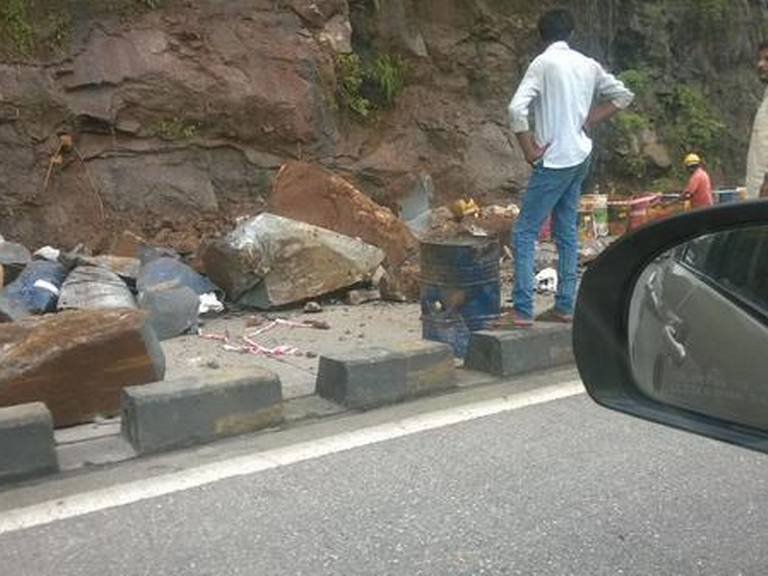 खंडाळा घाटाजवळ दरड कोसळली, मुंबई-पुणे एक्स्प्रेस वेवर वाहतुकीचा खोळंबा