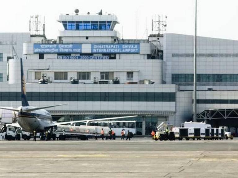 मुंबईत विमानतळाच्या टॉयलेटमध्ये महिलेची प्रसूती