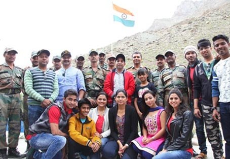 कारगिलमध्ये ‘मराठी तारकां’चा जवानांना सलाम