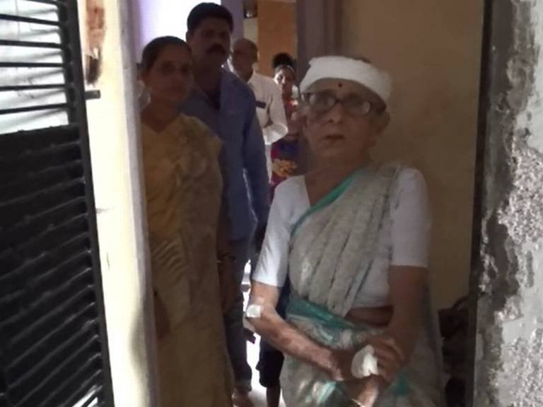 84 वर्षांच्या आजीबाईंनी चोराशी केले दोन हात