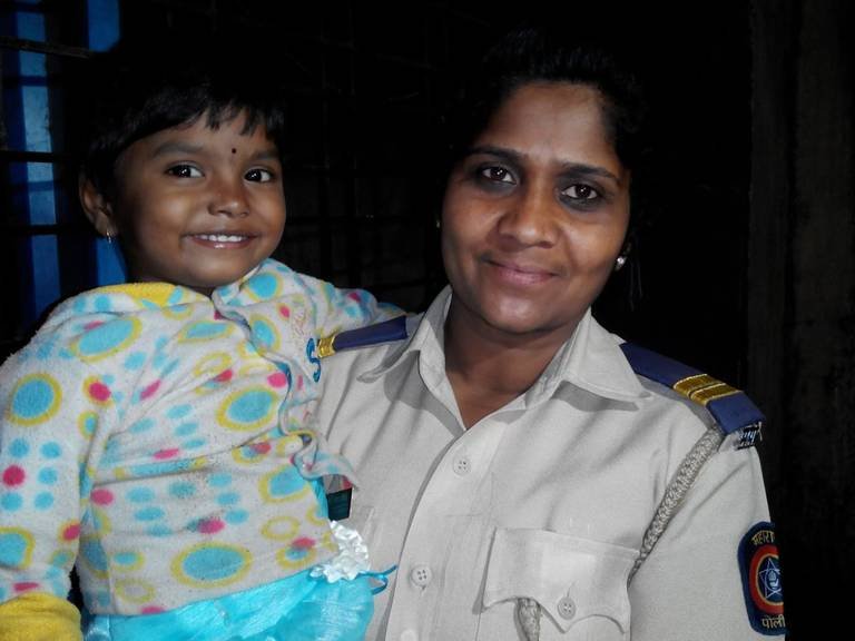 कात्रजमध्ये चिमुरडी सापडली, पालकांचा शोध सुरु