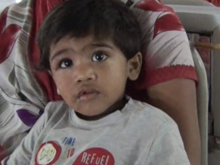 तिसऱ्या मजल्यावरून पडलेला चिमुकला सुखरुप!