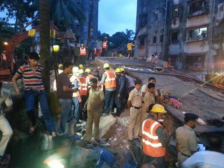 ठाण्यात इमारत कोसळून ११ ठार