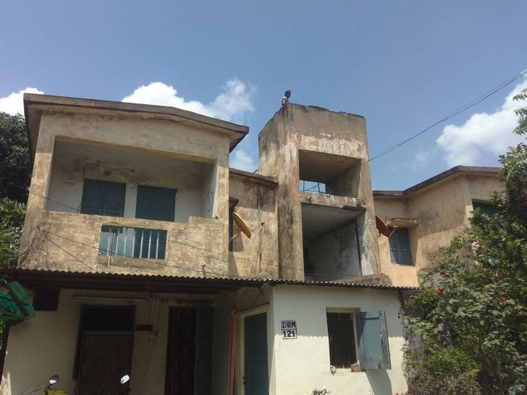 ‘तो’ येईपर्यंत खाली उतरणार नाही, घरावर चढून ‘बसंती’चं शोले स्टाईल आंदोलन