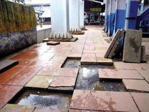 मुंबईतील लोकल प्रवास धोकादायकच!