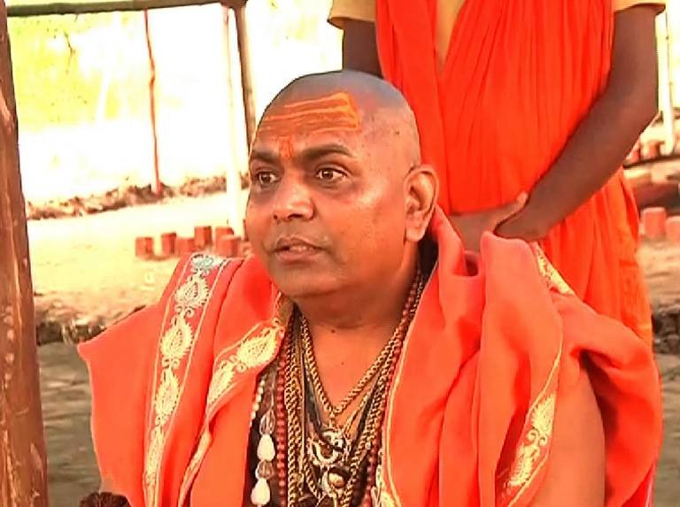 कुंभमेळ्यातील साधूच्या अंगावर तब्बल सव्वा किलो सोनं!