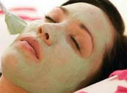 चेहऱ्याला स्वस्थ ठेवण्यासाठी मुलतानी माती खूपच फायदेशीर