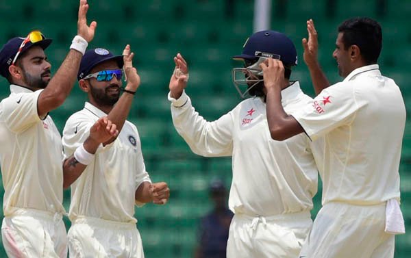 उपहारापूर्वी श्रीलंकेचा निम्मा संघ तंबूत