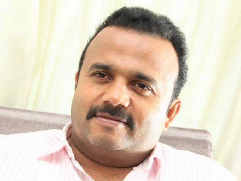 सातारच्या आमदाराचा पराक्रम, विरोधी प्रचार करणाऱ्याच्या कानपट्टीला बंदूक लावली