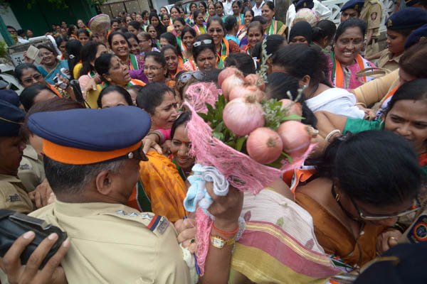 कांदा दणाणला : महिलांचा मंत्रालयावर मोर्चा