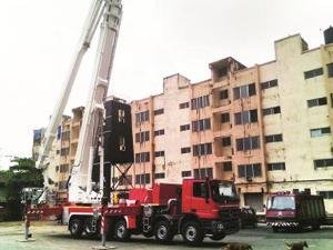 ३०व्या मजल्यापर्यंत आगीशी झुंजणारी स्कायलिफ्ट