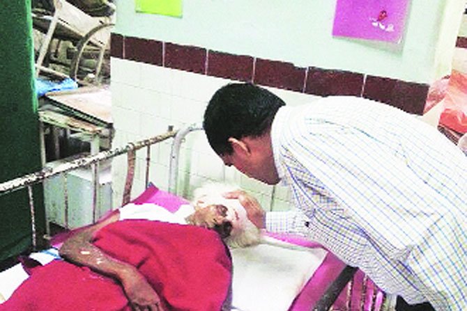 मरणासन्न आईला मुलाने रस्त्यावर फेकले..