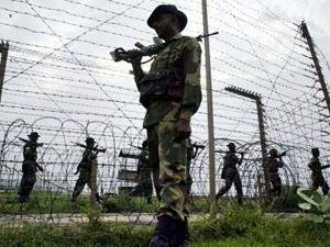 पाकचा १२ भारतीय चौक्यांवर गोळीबार, एक ठार