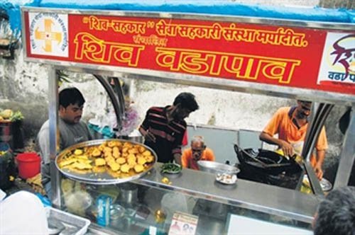 अनधिकृत शिव वडा स्टॉल्स अधिकृत करण्याचा सहाय्यक आयुक्तांचा डाव