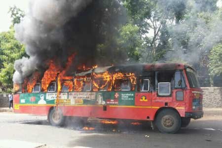 मुलगा चिरडल्याने अमरावतीत ग्रामस्थांनी जाळली एसटी 