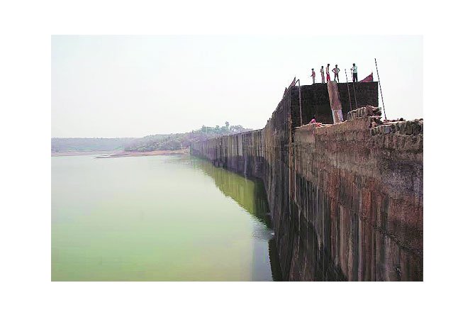 धरणे अद्याप तहानलेलीच!