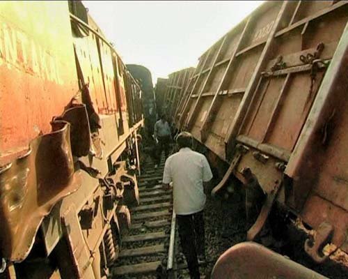 बेंगळुरू-नांदेड एक्सप्रेसच्या डब्ब्याला ट्रकने दिली जोरदार धडक 