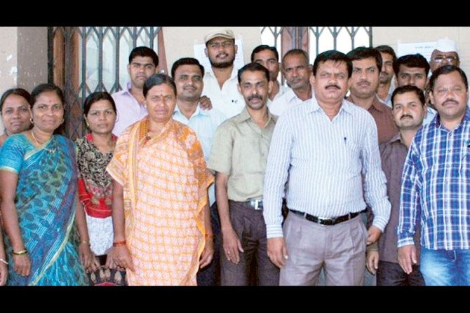 तहसील कार्यालयाला कर्मचा-यांनीच टाळे ठोकले