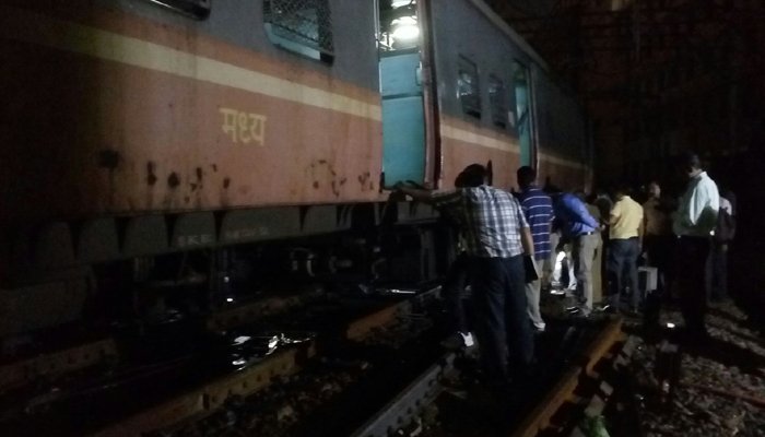 ट्रॅकवरून लोकलचा डब्बा घसरल्यानं हार्बर रेल्वेची वाहतूक ठप्प