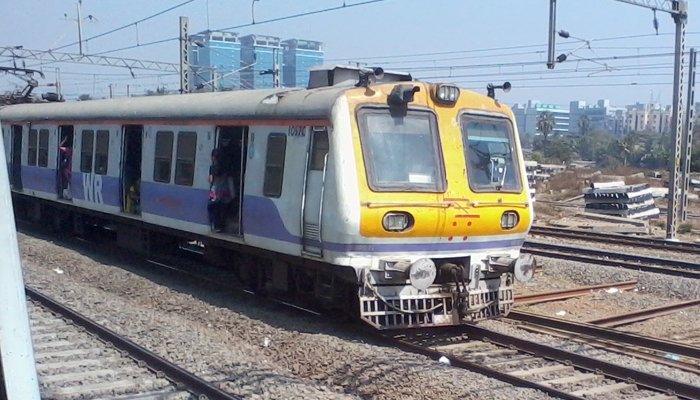 अंधेरी-विलेपार्ले दरम्यान लोकलचे डबे घसरले