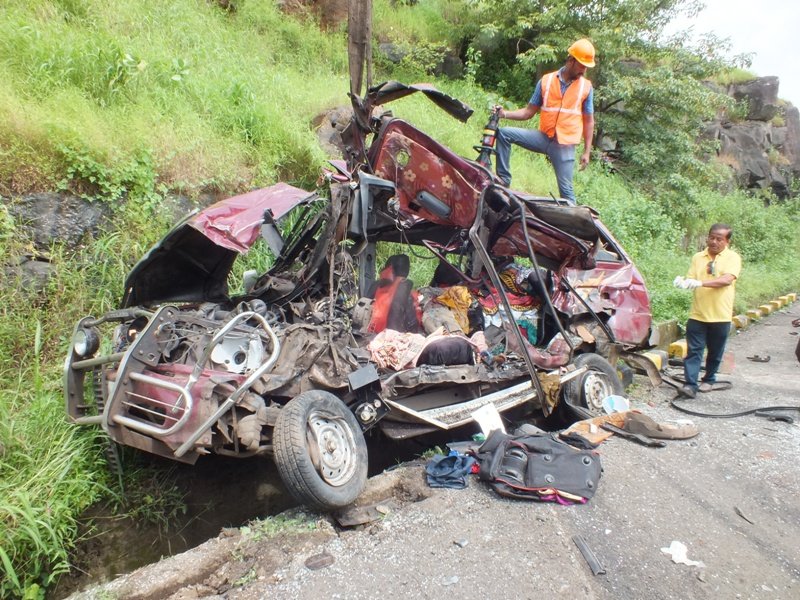 मुंबई-पुणे एक्सप्रेसवेवर भीषण अपघात