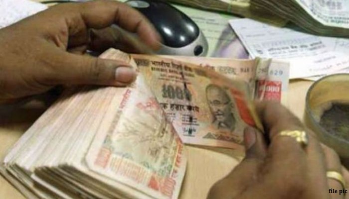 आयकर विभागाच्या दोन अधिकाऱ्यांना अटक 