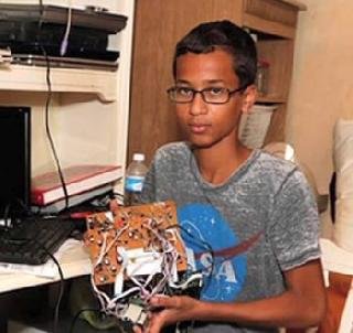 डिजिटल घड्याळाला बाँब समजून मुस्लीम विद्यार्थ्याला केली अटक