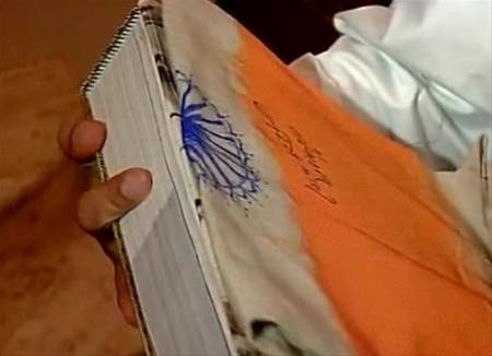 मोदींनी तिरंग्यावर स्वाक्षरी केल्याने वाद