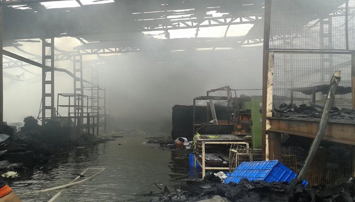 भोसरी एमआयडीसीतील भीषण आगीत कारखाना जळून खाक