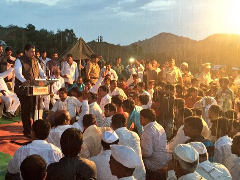 दुष्काळ दौऱ्यात भर पावसात मुख्यमंत्र्यांची सभा