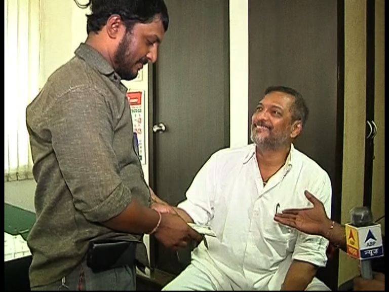 चहावाल्याचाही दुष्काळग्रस्तांना हातभार, नानांच्या हाती दोन हजारांची मदत सुपूर्द