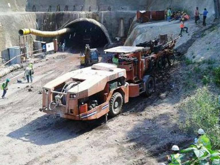 भुयारात अडकलेल्या दोन मजुरांची नऊ दिवसांनी सुटका