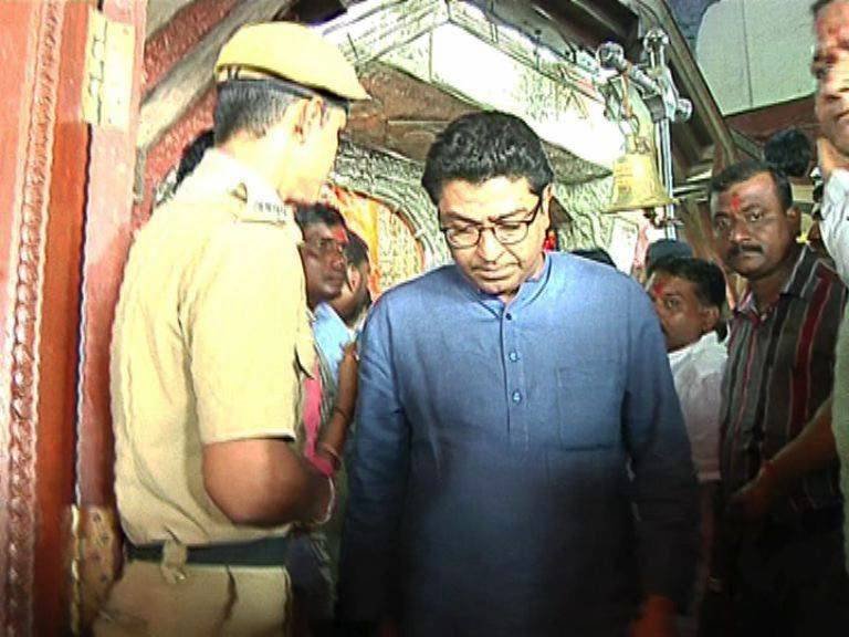 शेकडो पायऱ्या चढून राज ठाकरे सप्तश्रुंगीच्या दर्शनाला