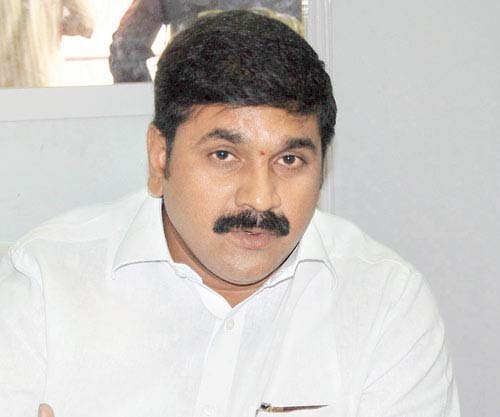 राज्यातील दुष्काळी परिस्थितीमुळे यंदा दहीहंडी उत्सव साजरा न करण्याचा निर्णय