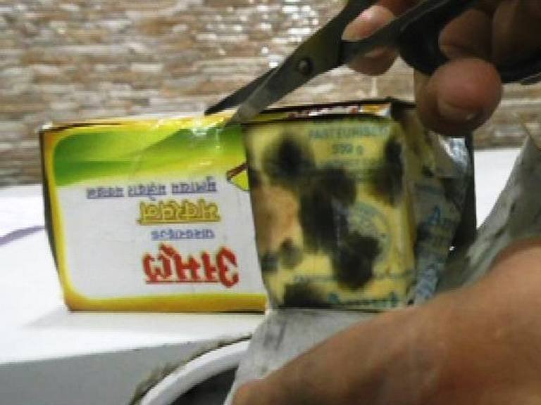 बिग बाझारमध्ये बुरशी लागलेले पदार्थ