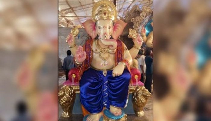 बाप्पासाठी सव्वा करोडोंचा मुकूट आणि डिझायनर धोतर