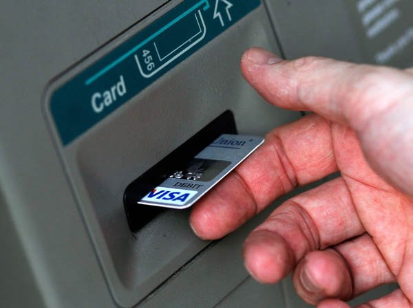 एका प्रेमवेड्याने पत्नीची इच्छा पूर्ण करण्यासाठी एटीएम लुटले