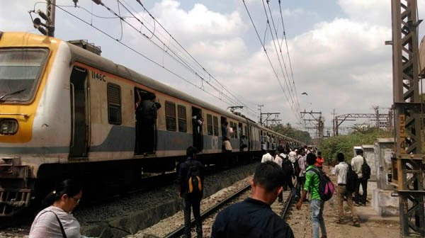 हार्बर रेल्वे पुन्हा विस्कळीत